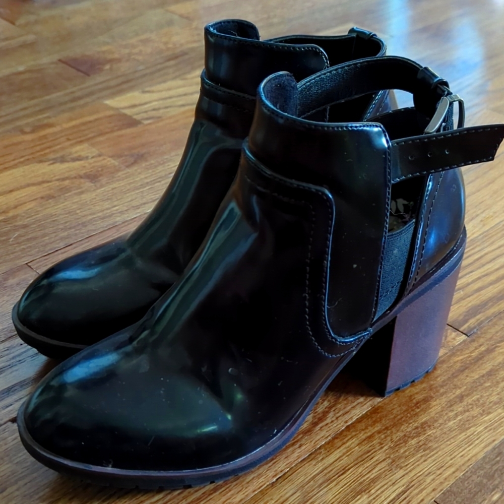 Black heeled rubber boots